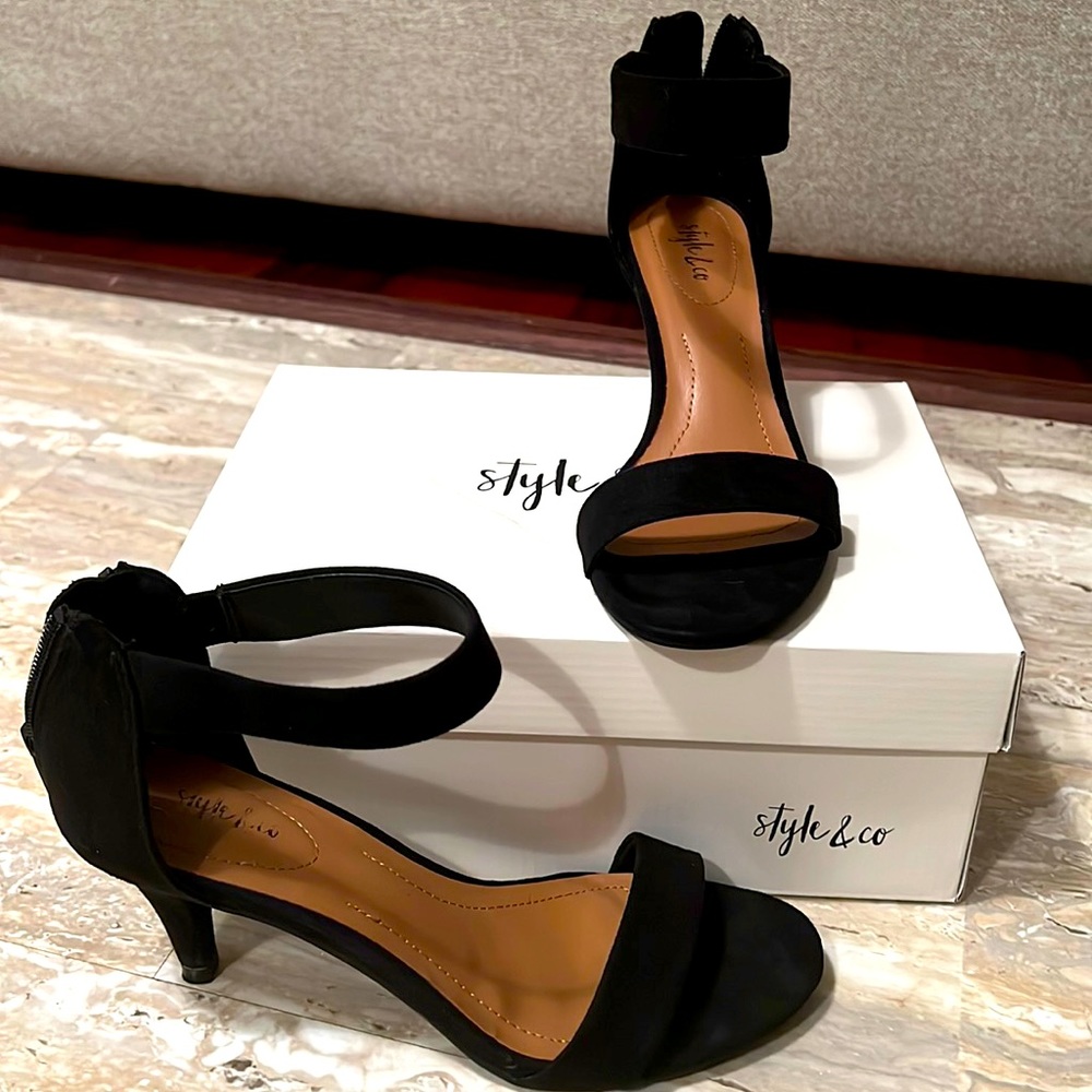 1.5 inch black heels with straps